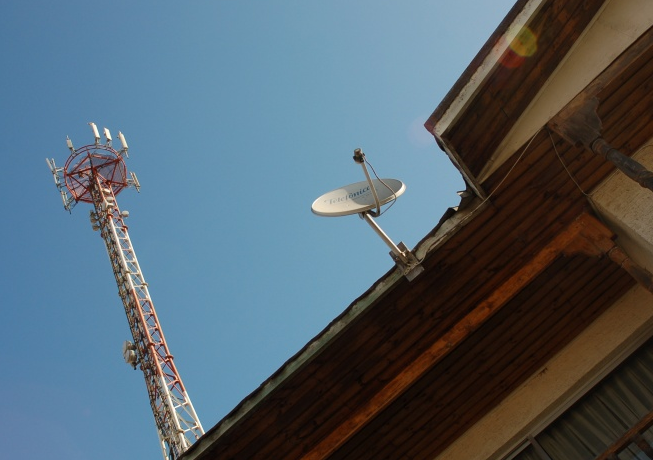 Baja señal de celular en edificios genera controversia