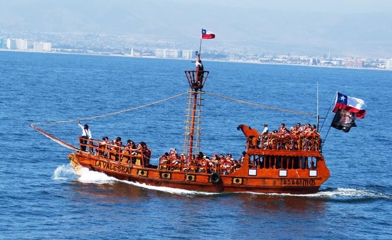 El galeón pirata “Valeska”: Turismo, cultura y educación navegando  en el mar de Coquimbo