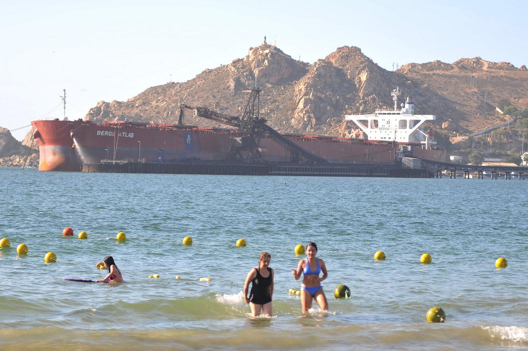 Preocupa aparición de mancha oleosa en playa La Herradura