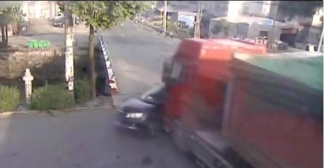 [VIDEO] Vivos de milagro tras un brutal accidente en China