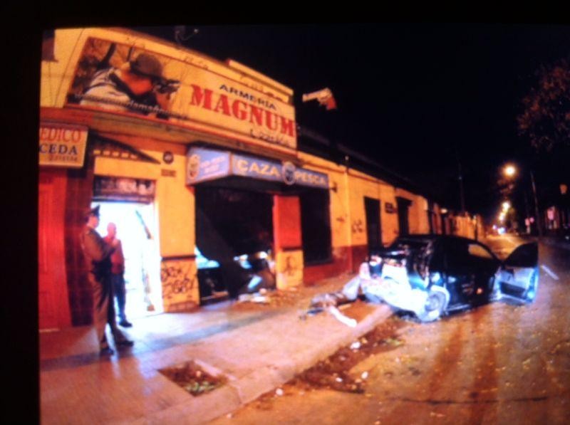   Conductor  impacta frontis de armería en La Serena