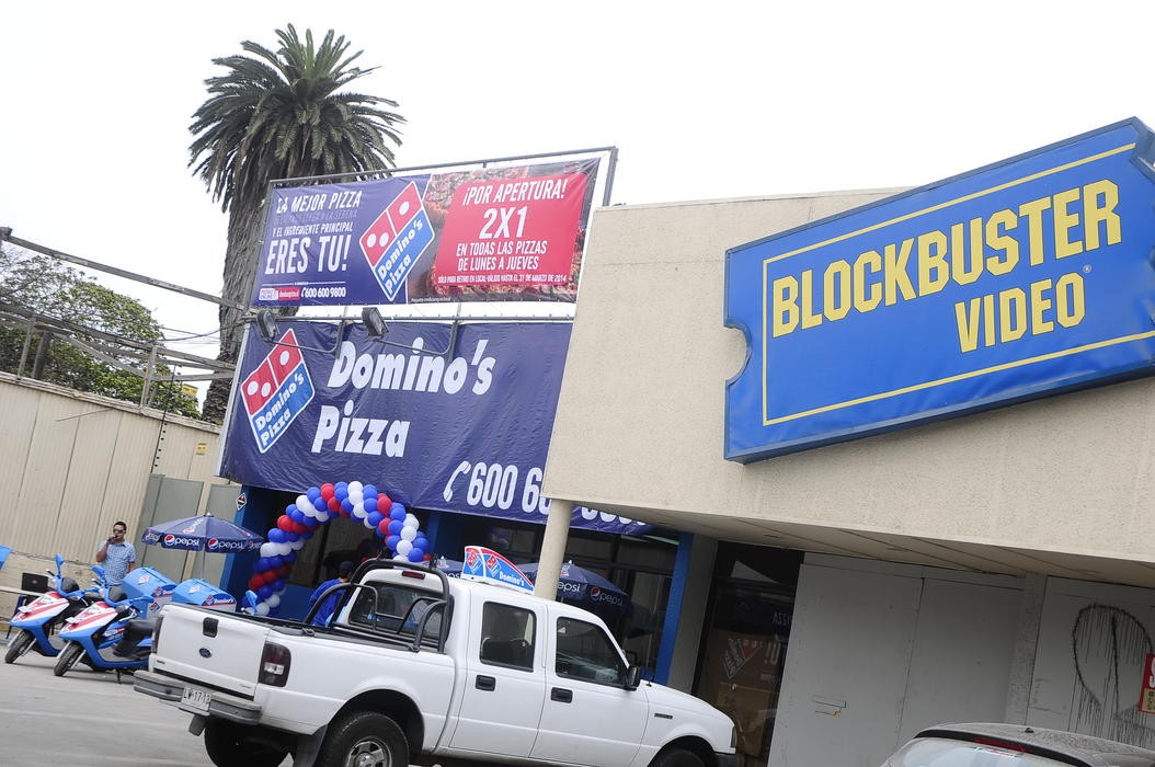 Dueños de Blockbuster cambian las películas por pizzas