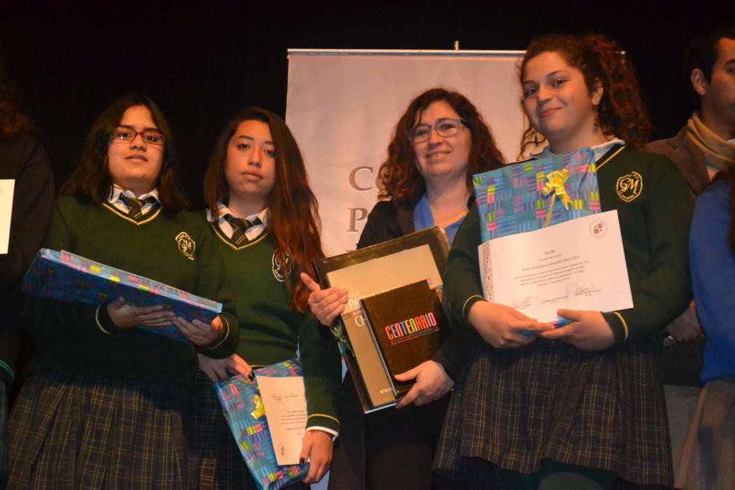 Liceanas del Gabriela Mistral triunfan en concurso de pintura 