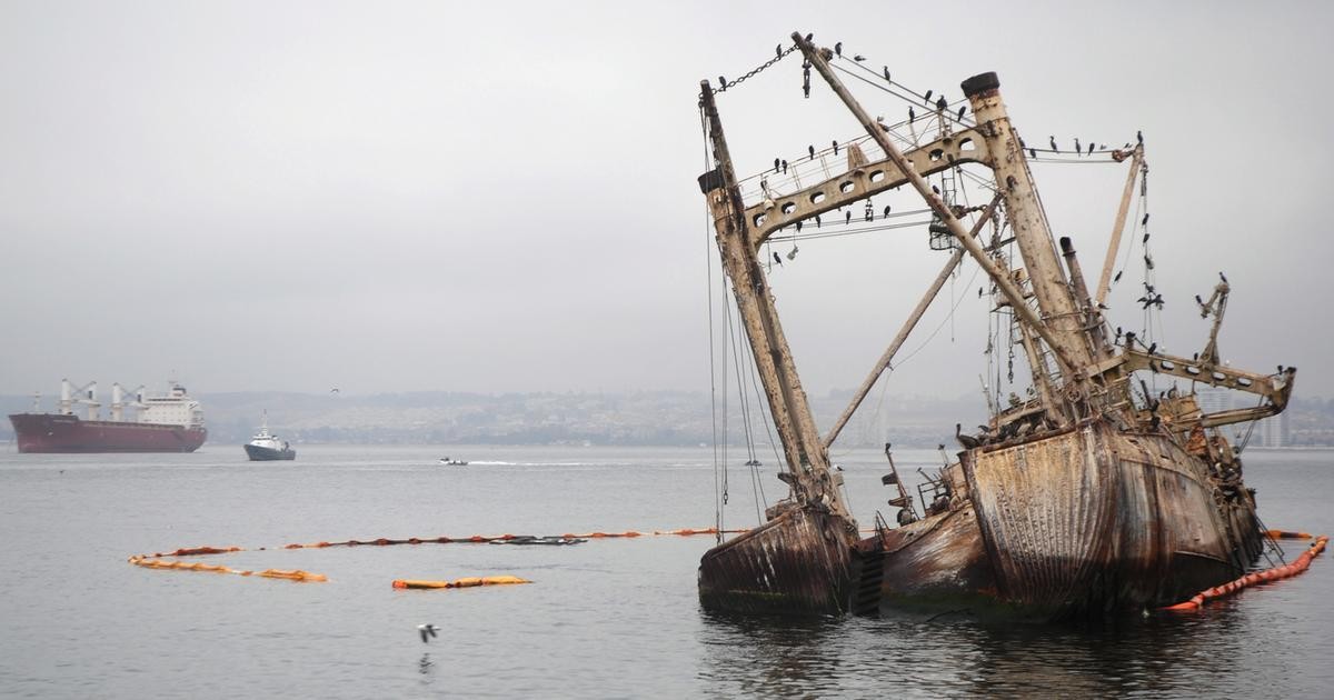 Coquimbo: Iniciarán acciones legales contra propietario de buques que ponen en riesgo a la bahía