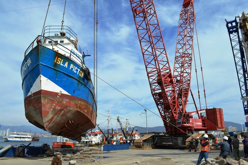 Concluyeron las labores: Pesqueros varados fueron devueltos al mar en Coquimbo