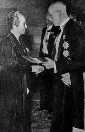 Hoy se cumplen 68 años del Nobel de Gabriela Mistral