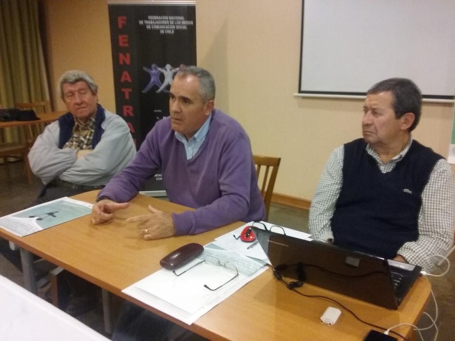En la imagen los dirigentes sindicales, Marcos Montoya, Henry Wheeler, de Antofagasta y Domingo Vargas, presidente nacional de la FENATRAMCO, quienes participan en la asamblea nacional de la entidad gremial.