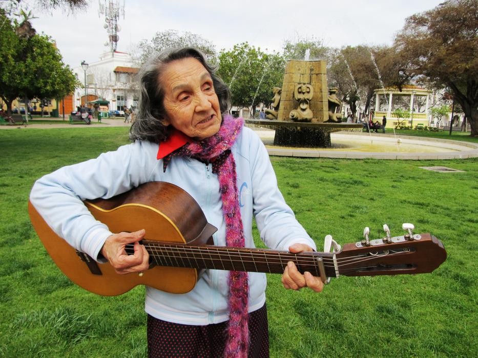 Nieves Zúñiga: La mujer que reencarna en su voz el estilo y espíritu de Violeta Parra