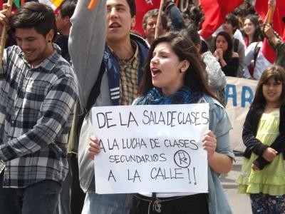 Cerca de 500 estudiantes marchan por la educación en La Serena