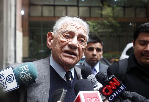 General Fernando Matthei es careado con exprisioneros