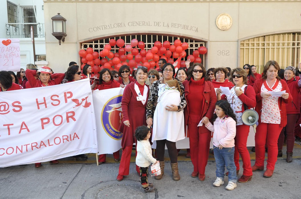 Colegio de Matronas se moviliza hasta la Contraloría por cambios a la Norma N° 21