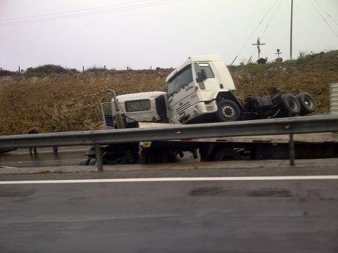 Lluvias afectan a camiones en sector Los Vilos