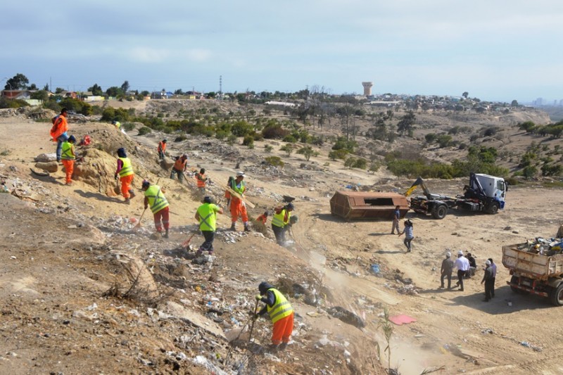 Con un gran equipo de trabajadores municipales se inició el retiro de escombros y basura del Parque El Culebrón Foto José Huerta