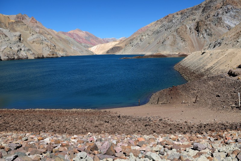 La fotografía a la izquierda muestra el panorama que existía en el embalse La Laguna durante el periodo más duro de la sequía