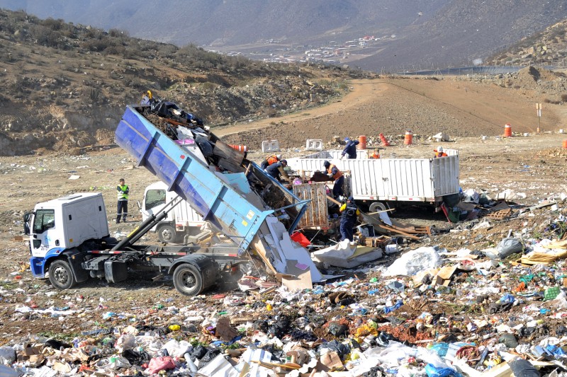 Personal municipal anualmente debe trasladar cerca de 7 mil toneladas de basura que es retirada desde la vía pública en la comuna puerto Foto: Lautaro Carmona