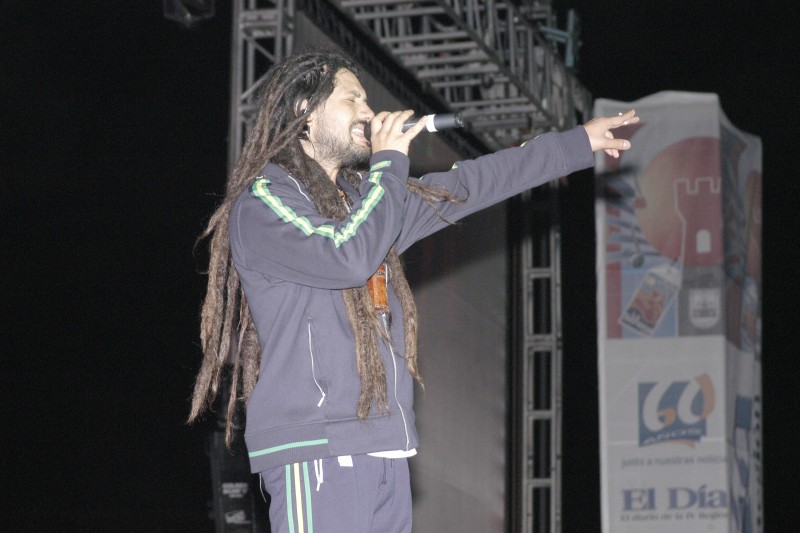 El escándalo más famoso del Festival de La Serena es el supuesto “pito” de marihuana con que salió Quique Neira al escenario en el 2004.