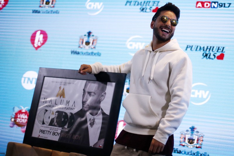 El cantante recibió el cuádruple disco de platino por su disco 'Pretty boy, dirty boy´ que ha vendido más de 80 mil copias. Foto: EFE