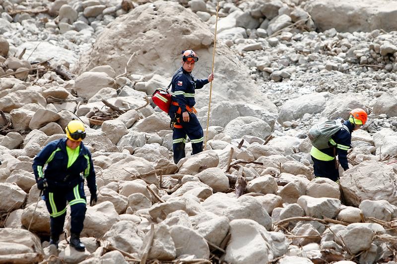 Equipos de búsqueda y rescate de la comuna de Quilicura rastrean la zona del puente San José en busca de posibles víctimas de los deslizamientos de tierra 