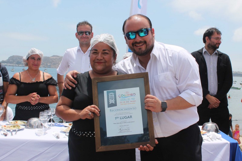Maribel Pérez fue la ganadora de la mejor preparación en esta cuarta jornada del festival "Coquimbo sabores del mar" Foto: Diario El Día
