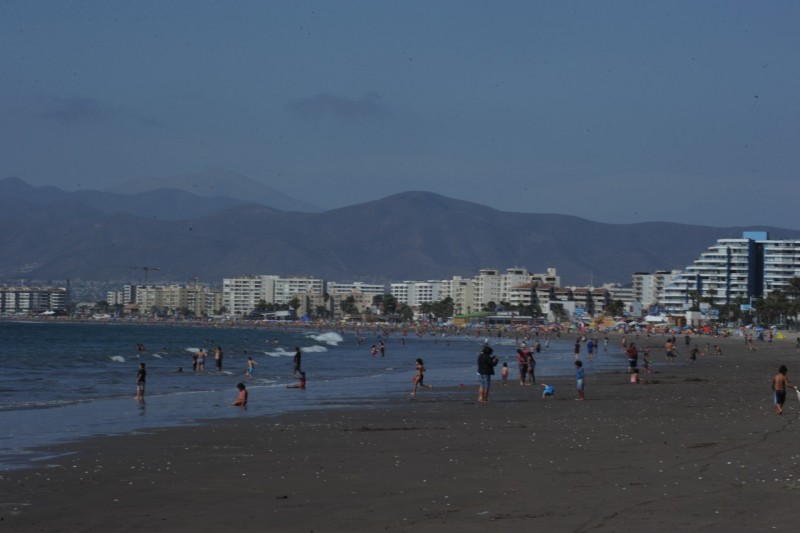 Este viernes fue evidente el aumento en la cantidad de público, sobre todo bañistas, en playa Peñuelas