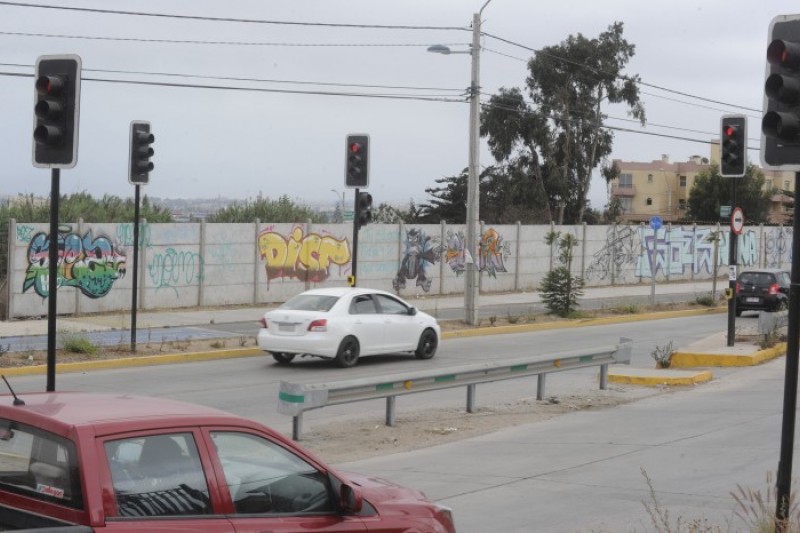 Como se puede apreciar, las barreras impiden el paso de vehículos por calle Los Arrayanes. 