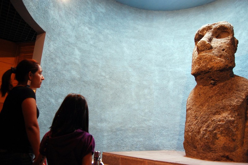 El moái que se encuentra en el Museo Arqueológico de La Serena podría ser llevado en un vuelo de la FACH que replicaría el viaje que realizó el Manutara en 1952.