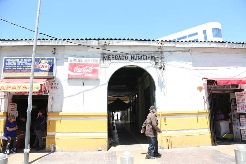 En pocos meses más los locatarios del Mercado Municipal de Coquimbo dejarán el edificio que los albergó por décadas y a varias generaciones. Algunos nacieron y se criaron prácticamente en ese edificio que podría ser demolido para dar paso a una moderna inversión de privados.