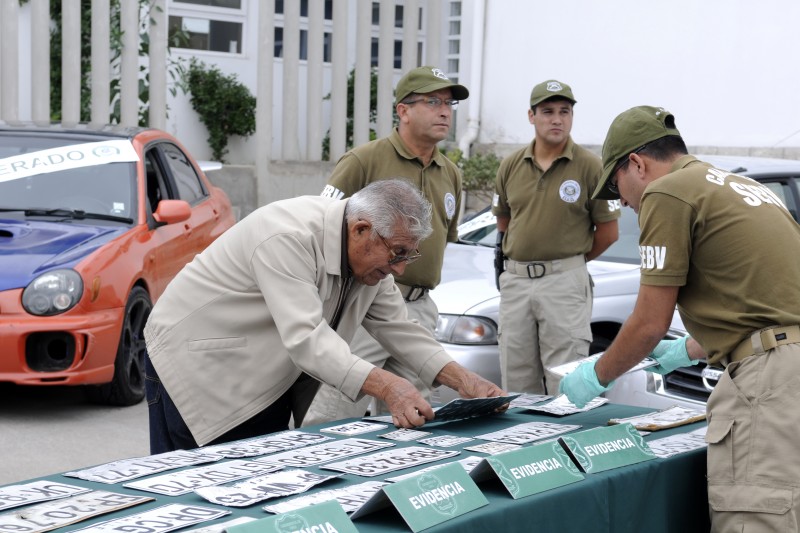 Los más felices eran los dueños de los vehículos encontrados, quienes agradecieron la labor desarrollada por personal policial. Foto: Andrea Cantillanes