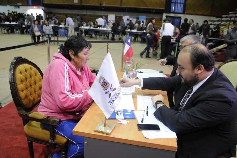 Hasta su propio escritorio trasladó el alcalde Pereira para atender personalmente a los vecinos y vecinas de la comuna puerto. Foto: Andrea Cantillanes
