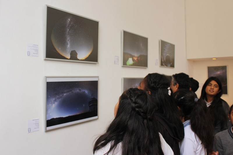 Los estudiantes no sólo pudieron conocer más sobre el universo, sino también observar a través de fotografías y desde un mismo telescopio la magia que tiene la astronomía. Foto: El Día