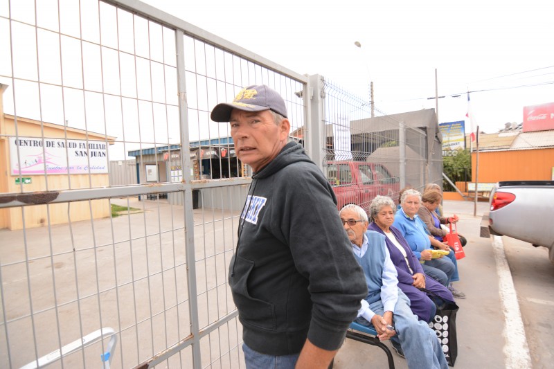 Varias horas esperaron por la entrega de sus medicamentos algunos adultos mayores en el sector de San Juan. Este martes, todos los Cesfam de la comuna puerto atenderán de manera normal. Foto: Janina Guerrero