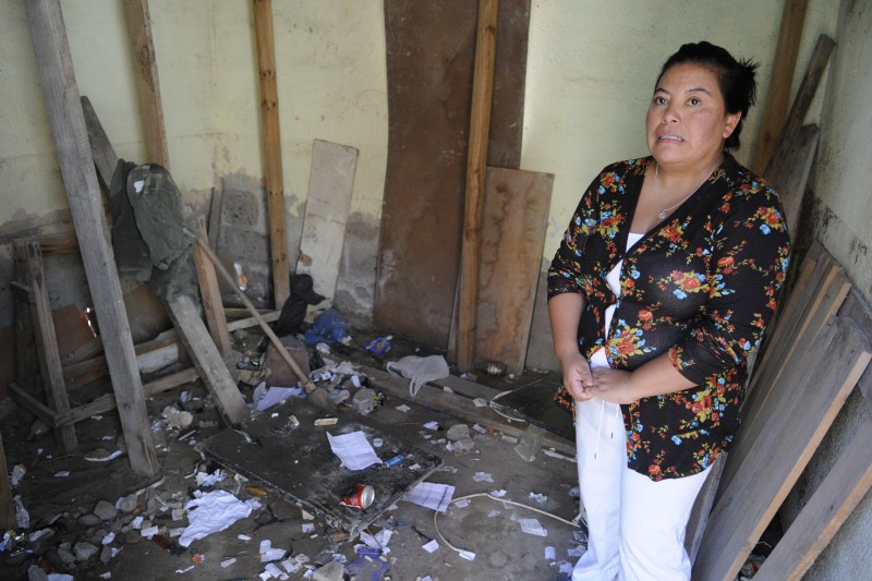 Los rastros de alcohol y drogas son evidentes en las piezas interiores de las viviendas abandonadas. Foto: Andrea Cantillanes