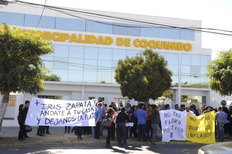 Funcionarios de Afusamco y dirigentes gremiales y sindicales se congregaron en el frontis del municipio porteño en una manifestación que se desarrolló con toda normalidad. Foto: Andrea Cantillanes