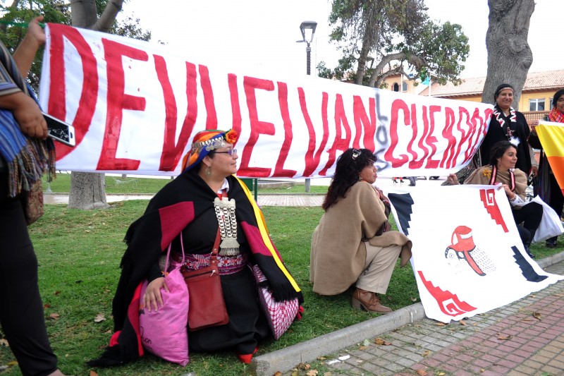 Tras la audiencia por el recurso de protección, representantes de las etnias locales se manifestaron en la Plaza de Armas de La Serena. 