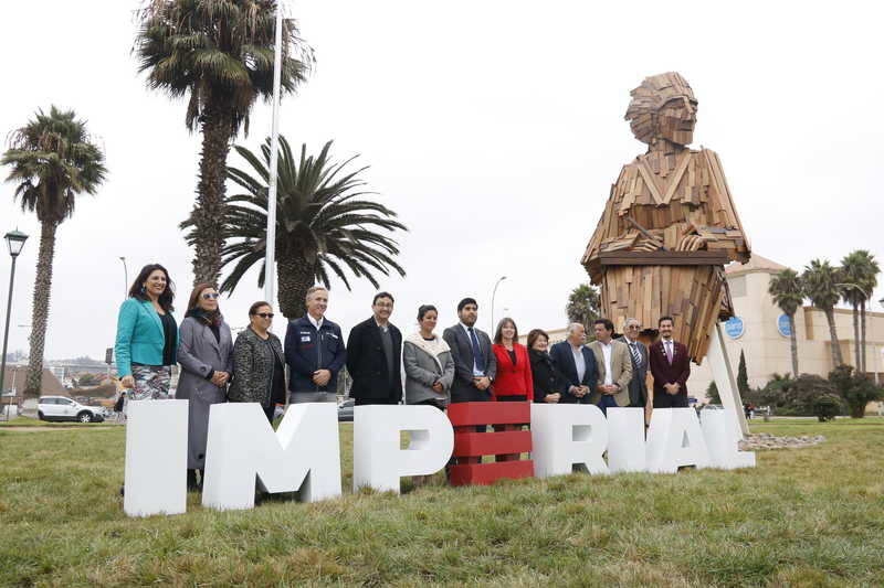 A un costado de la Ruta 5 Norte permanece la nueva escultura en honor a Gabriela Mistral, justamente donde se inicia la Ruta de Las Estrallas hacia el Valle de Elqui.