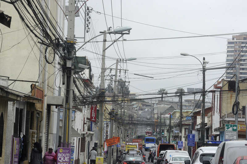 En Coquimbo, cuyo centro es acotado y las calles algo estrechas, los cables pasan a ser parte de la saturación que sufre la ciudad.