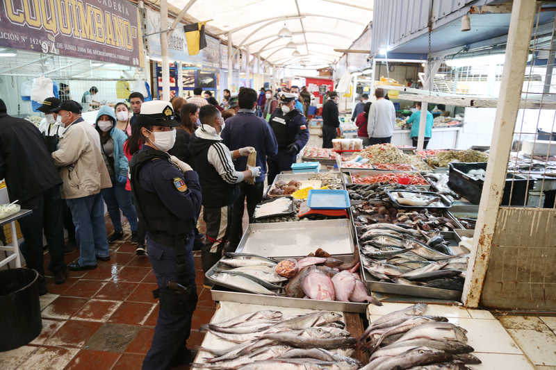 Cientos de personas se vieron ayer en el sector de venta de productos del mar, a pesar de l riesgo de contagiarse con Covid-19.