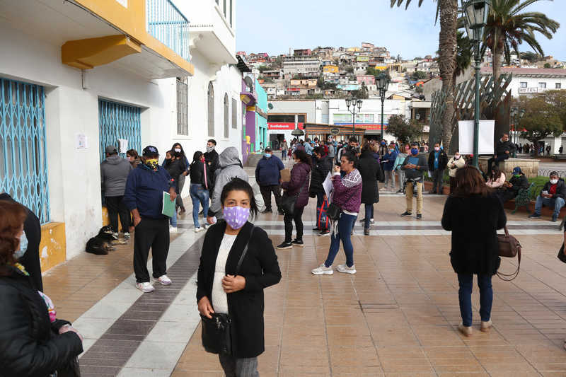 Las aglomeraciones son el gran problema que enfrenta Coquimbo, ya que la gente no respeta las normas ni las recomendaciones, aunque justifican que muchísimos trámites son presenciales y no tienen otra opción que salir a la calle. También los lleva a la vía pública el trabajo. Las aglomeraciones son el gran problema que enfrenta Coquimbo, ya que la gente no respeta las normas ni las recomendaciones, aunque justifican que muchísimos trámites son presenciales y no tienen otra opción que salir a la calle. También los lleva a la vía pública el trabajo.