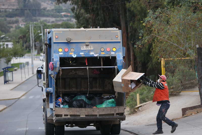 Los recolectores de basura han solicitado que en lo posible saniticen las bolsas con los desechos antes de dejarlas para que ellos las retiren.