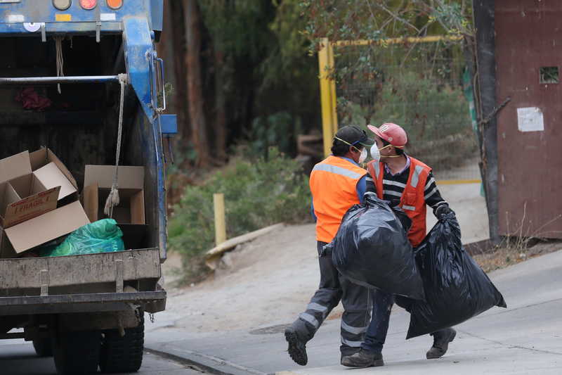 Los recolectores de residuos domiciliarios dieron un ultimátum a la municipalidad de Coquimbo para que pague deuda o irán a paro a partir del próximo lunes. Los recolectores de residuos domiciliarios dieron un ultimátum a la municipalidad de Coquimbo para que pague deuda o irán a paro a partir del próximo lunes.