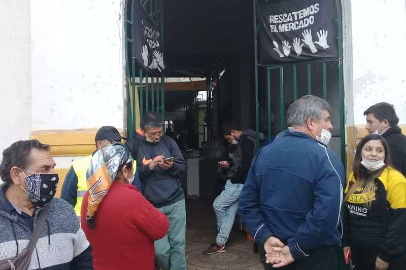 Un nuevo intento de desalojo vivieron ayer los locatarios del Mercado Municipal de Coquimbo, quienes dijeron que era un acto ilegal de parte de particulares.