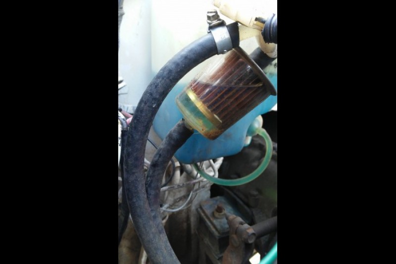 Estas son las imágenes que envió el afectado, donde se ve la presencia de agua en la bencina de su vehículo. Foto: Cedida