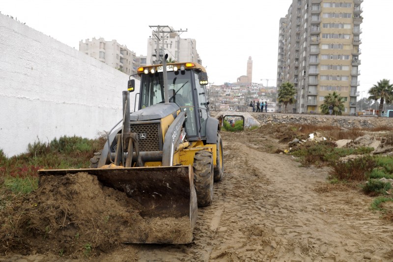 Con maquinaria se están despejando los ductos y sumideros en diferentes sectores de la comuna de Coquimbo. Foto: Andrea Cantillanes
