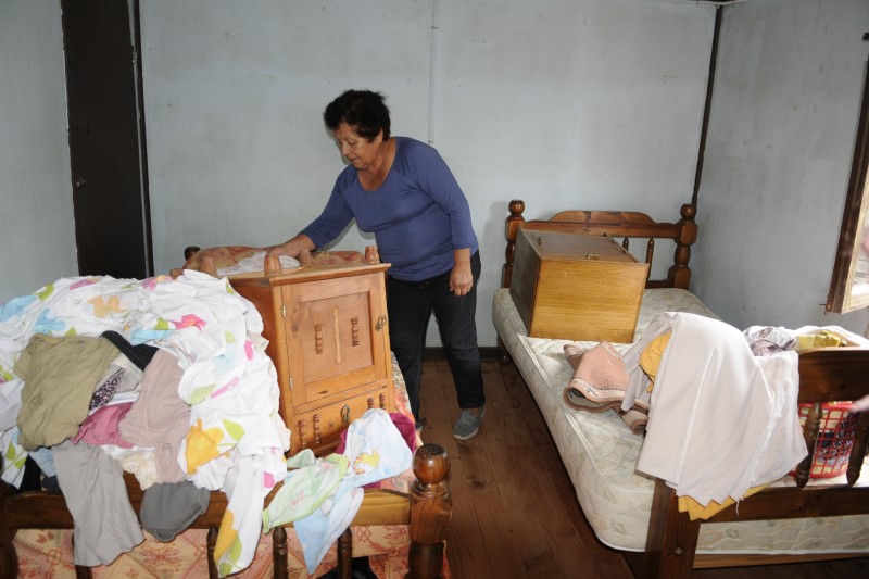 La señora Hilda sufrió importantes daños en su vivienda tras el temporal. Foto: Andrea Cantillanes