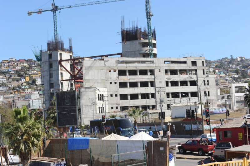 Actualmente las obras del edificio se encuentran paralizadas, a la espera de una decisión definitiva en torno al futuro del anhelado nuevo municipio Coquimbano. Foto: Lautaro Carmona