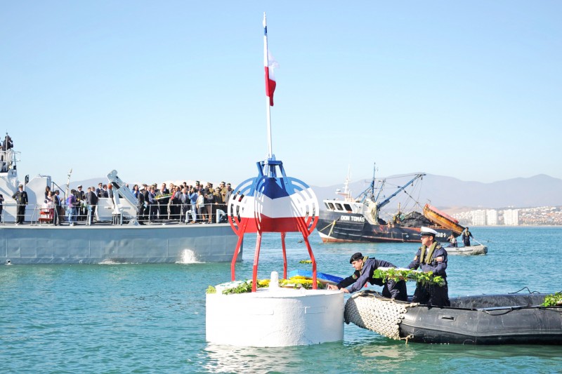 La tradicional ofrenda floral se realizó una vez terminado en desfile en conmemoración del día de las Glorias Navales. Foto: Lautaro Carmona