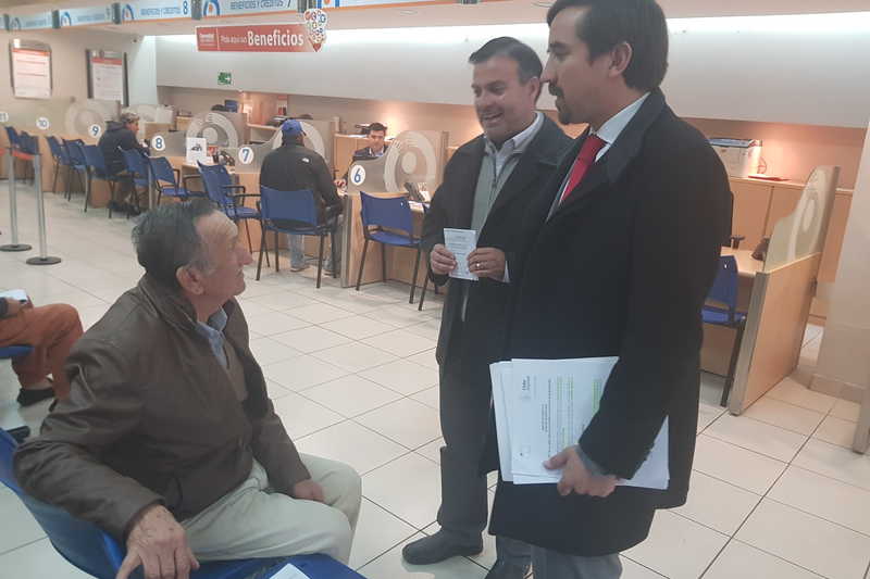 El seremi del Trabajo Matías Villalobos, junto al director (s) del IPS, Francisco Montesinos, han estado fiscalizando el pago del Bono Invierno.