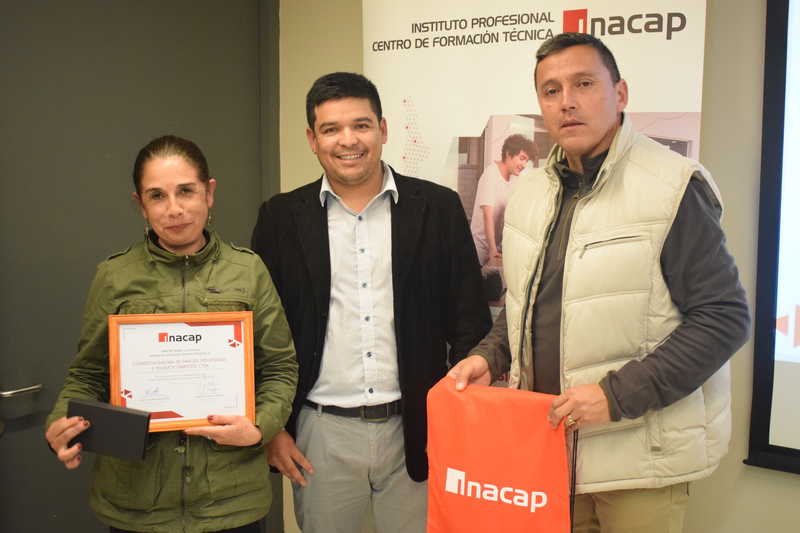 Representantes de la empresa Dipare, distribuidora de artículos de escritorio, papelería y librería fue reconocida por INACAP.