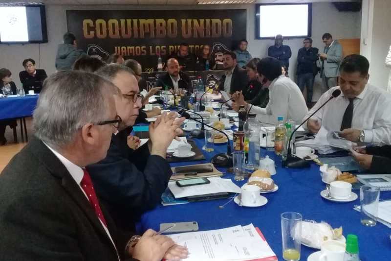 En la sesión del concejo comunal de Coquimbo había molestia ayer por una “confusión” que habría ocurrido al entregarles públicamente un terreno a los ambulantes, pero que legalmente no se les traspasó por parte del gobierno.