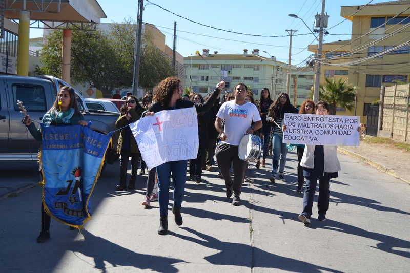 Fotografía Poul Franco García. En las calles aledañas a la Escuela José María Caro, los profesores marchan en protesta por una supuesta agresión a la directora del establecimiento.
